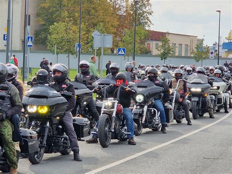 Skirtingų motociklų variklių tipų iliustracija