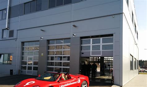 Automobilis techninės apžiūros aikštelėje
