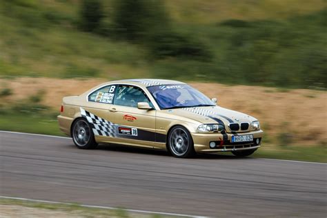 BMW automobilis sportinio vairavimo trasoje