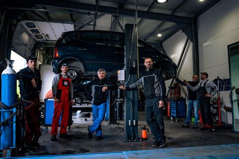 Automechanikas atlieka kompiuterinę diagnostiką