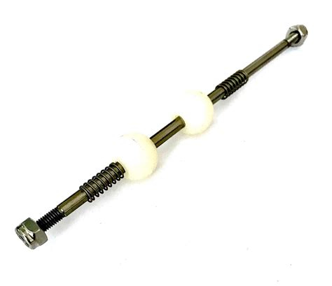 Saab 9-5 variklio skyriaus vaizdas, rodantis termostato korpuso vietą