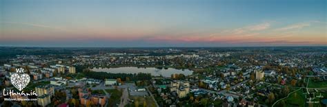 Utenos miesto panorama su automobilių tematikos elementais