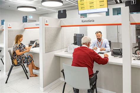 Urzędnik w urzędzie komunikacji