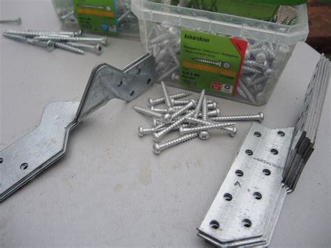 Nuotraukos su skirtingų tipų vinimis medienos tvirtinimui