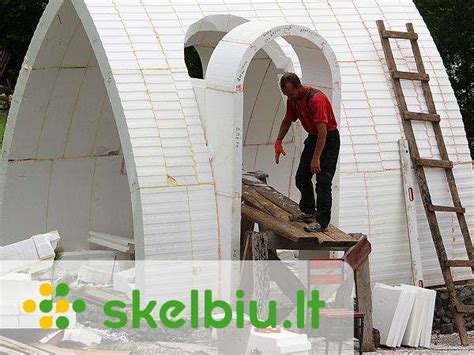 Nuotrauka, vaizduojanti įvairių statybinių detalių asortimentą