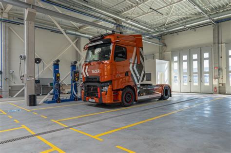 Nuotrauka, vaizduojanti modernų sunkvežimių servisą