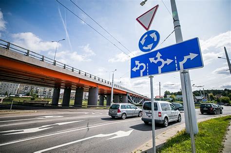 Kelio ženklas, nurodantis žiedinę sankryžą