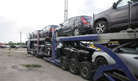 Nuotrauka su įvairiais naudotais automobiliais