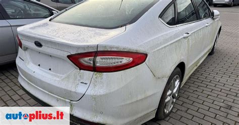 Ford Fusion automobilis su skirtingais ratlankiais