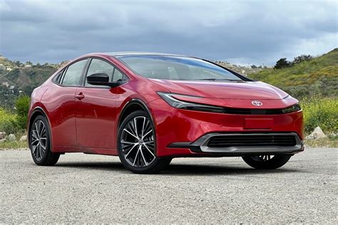 Istorinės Toyota Prius modelių evoliucijos schema