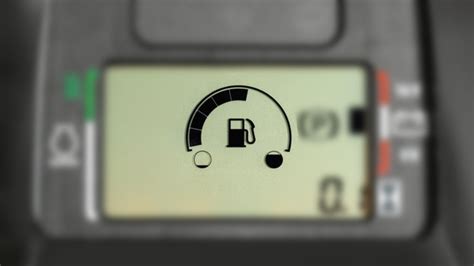 Schematinis degalų lygio indikatorius automobilyje