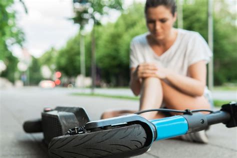 Schema, kaip saugiai važinėti elektriniu paspirtuku mieste