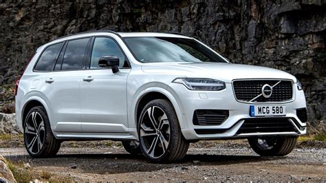 Automechanikas atlieka Volvo XC90 diagnostiką kompiuterine įranga