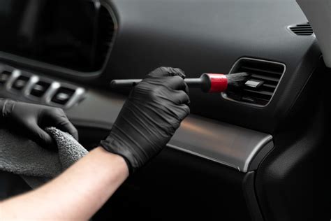 automobilio interjero detaliu valymas