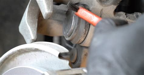 Stabdžių diskų apsaugos pakeitimas žingsnis po žingsnio