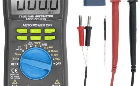 Multimetras matuoja įtampą akumuliatoriuje