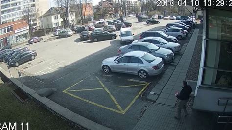 Eismo įvykis automobilių stovėjimo aikštelėje