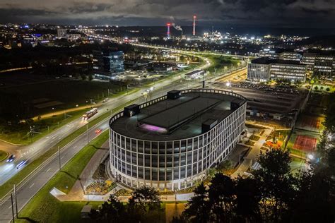 Nuotrauka, vaizduojanti modernią daugiaaukštę automobilių stovėjimo aikštelę