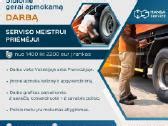 Serviso meistras keičia automobilio pusašio granatą