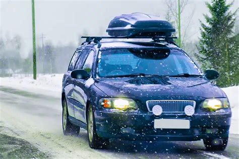 Automobilis su bagažine ant stogo