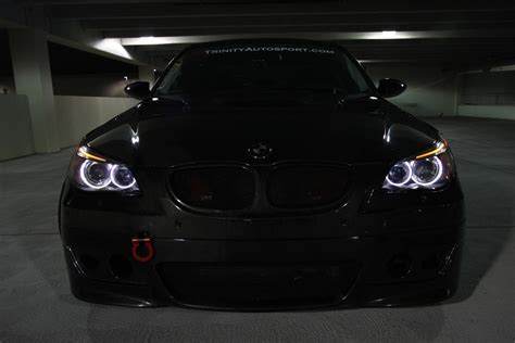 BMW E60 su Angel Eyes žibintais