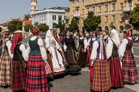 Lietuvių liaudies vestuvių atributika