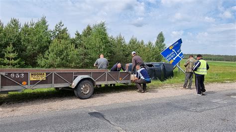 Automobilis su priekaba kelyje