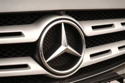 „Mercedes-Benz“ logotipas ir keli populiariausi modeliai
