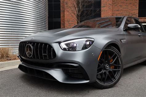 „AMG“ logotipas ir sportiškas „Mercedes-Benz“ automobilis