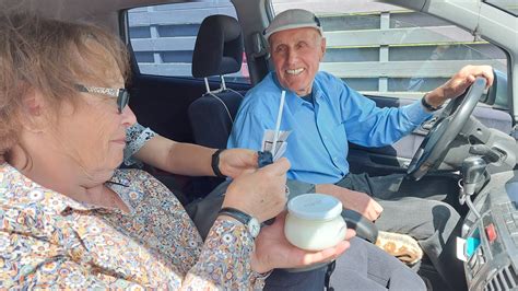 Senjoras vairuoja automobilį