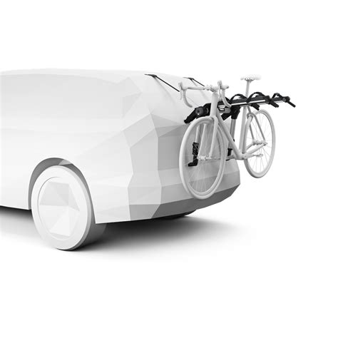 Automobilis su dviračių laikikliu ant bagažinės