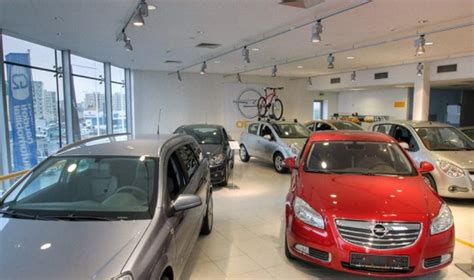 Automobiliai automobilių salone