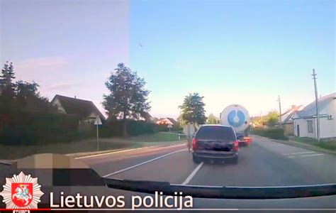 Vaizdo įrašas su moterimi policijos automobilyje