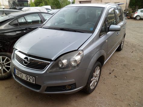 Opel Zafira A automobilio detalės