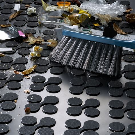 Detalė: aukšti borteliai REZAW-PLAST kilimeliuose