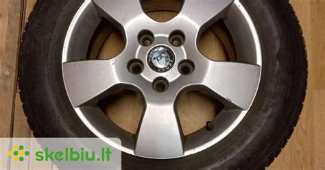 Skoda Yeti automobilis su skirtingais ratlankiais