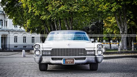 Baltas Cadillac automobilis vestuvėms