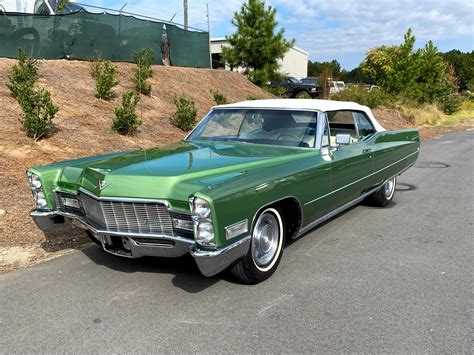 Raudonas Cadillac Deville 1968 su baltu salonu