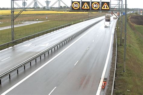 Kintamos informacijos ženklas su perspėjimu apie slidų kelią