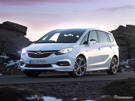 Opel Zafira techniniai duomenys ir komplektacijos