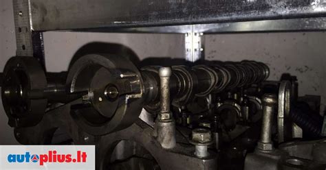 Vožtuvų dangtelis ir paskirstymo velenėliai