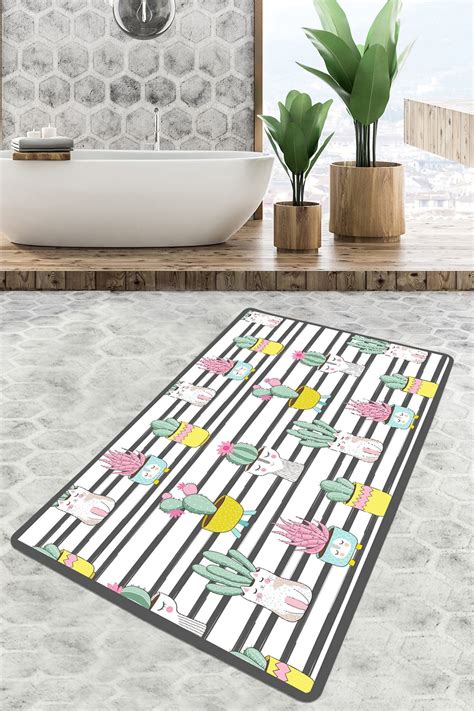 Įvairių spalvų guminiai kilimėliai po dubenėliais