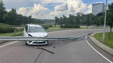 apverstas automobilis kelio viduryje