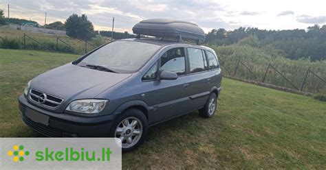 Opel Zafira automobilis su atsarginiu ratu bagažinėje