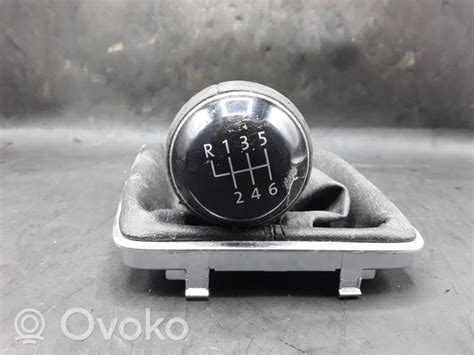 Nuotrauka su įvairiais pavarų perjungimo svirties rutuliukais