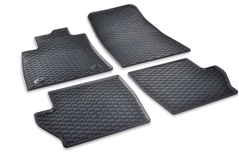 Schematinis vaizdas, kaip guminiai kilimėliai apsaugo automobilio saloną