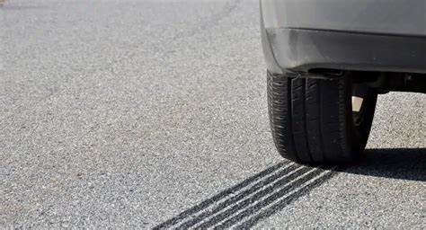 Automobilis su vasarinėmis padangomis ant sauso asfalto