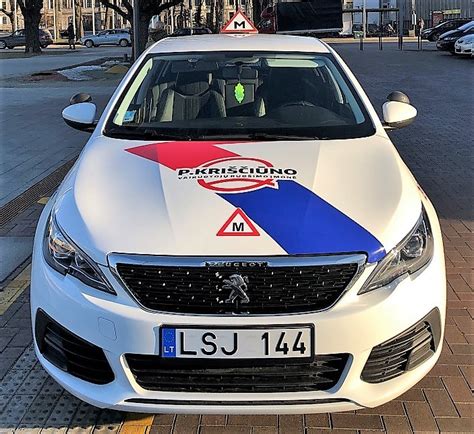 Vairavimo mokyklos automobiliai su mokymo ženklais