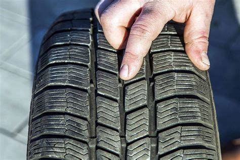 Vasarinių padangų protektoriaus raštas vandens nutekėjimui