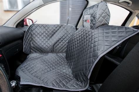 Automobilio interjeras su kailiniais sėdynių užvalkalais